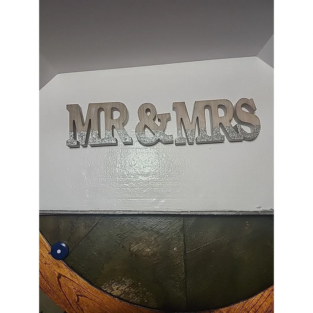 Wooden Mr & Mrs Sign‎ With Silver Glitter